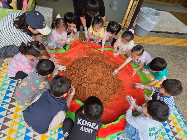 6월 우산천 사랑 캠페인(EM흙공 만들기, 던지기)